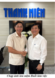 chụp ảnh lưu niệm tại buổi làm việc