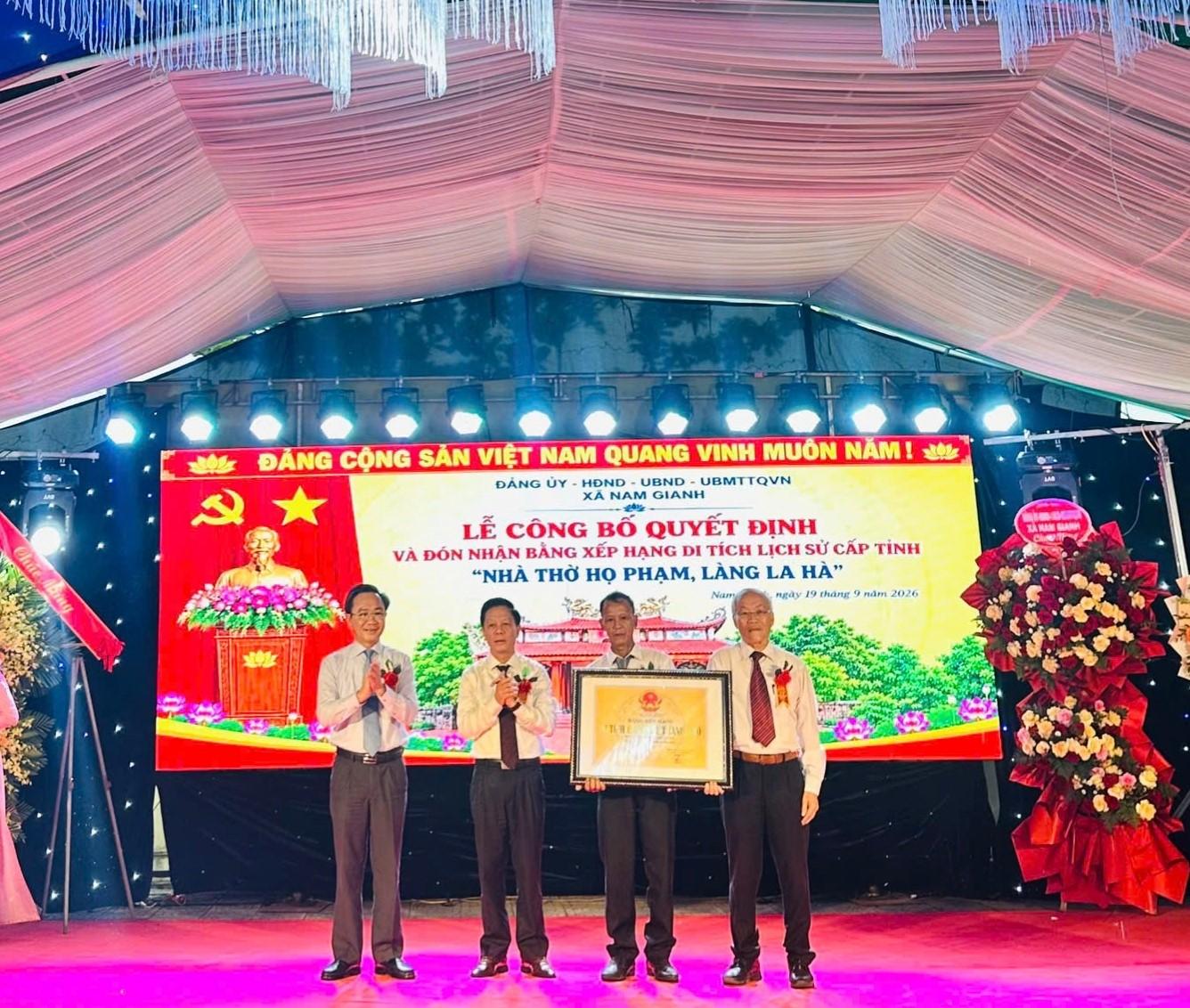 UBND xã Nam Gianh đón nhận Bằng xếp hạng Di tích lịch sử cấp tỉnh “Nhà thờ họ Phạm làng La Hà”