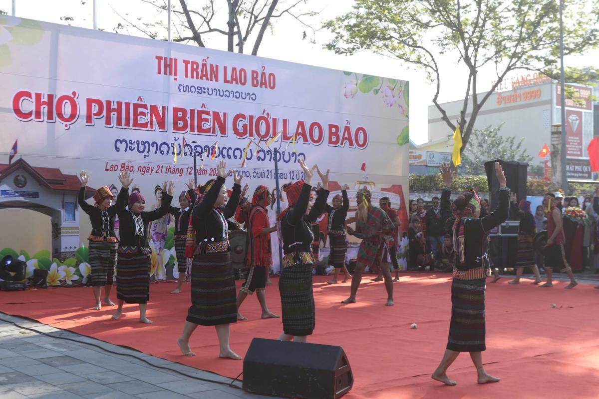 Tín hiệu mới từ mô hình chợ phiên biên giới Lao Bảo