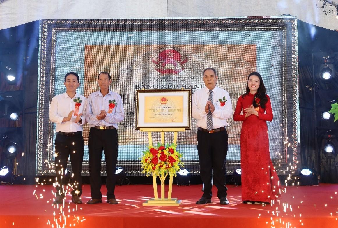 UBND xã Đông Trạch: Đón nhận Bằng xếp hạng Di tích lịch sử cấp tỉnh “Nhà thờ họ Hồ Văn”.