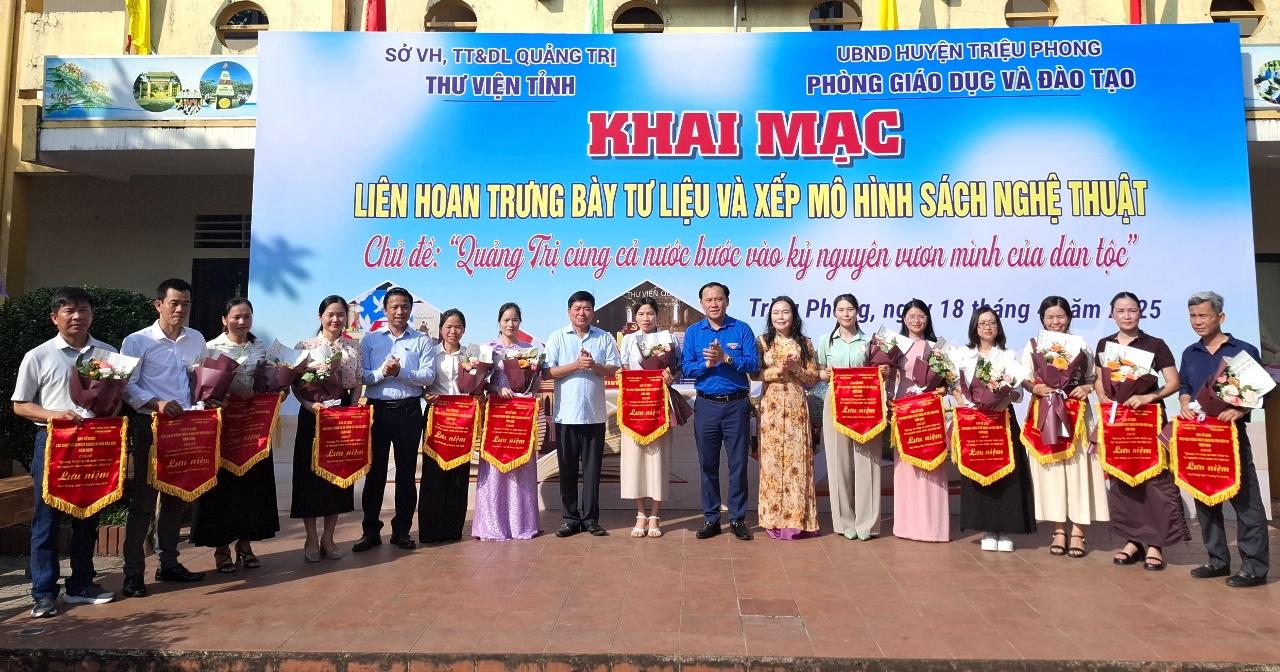 Khai mạc Liên hoan Trưng bày tư liệu, xếp mô hình sách nghệ thuật “Quảng Trị cùng cả nước bước vào...