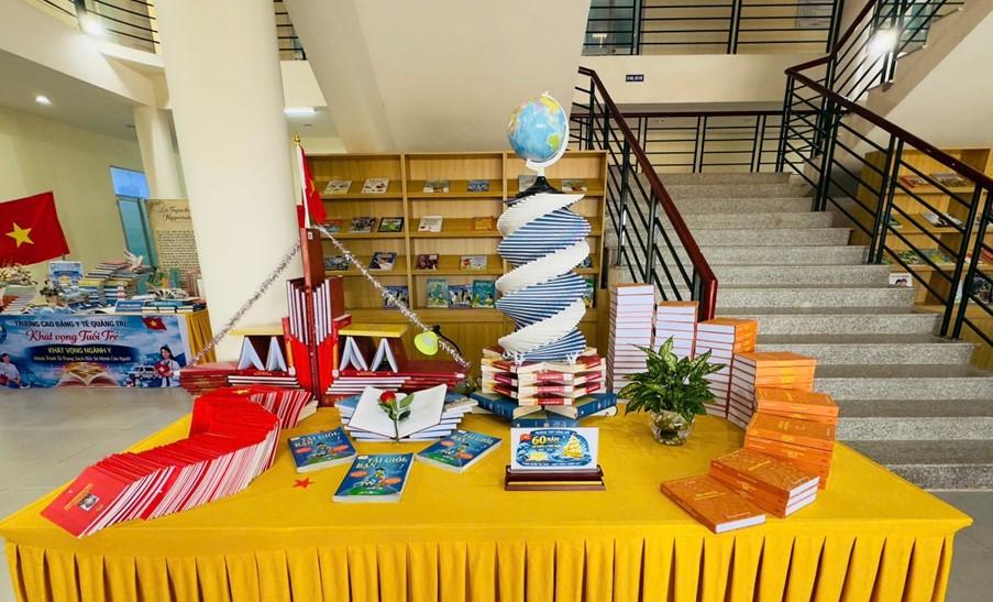 Độc đáo Hội thi xếp sách nghệ thuật: Khi tri thức được “xếp hình” bằng khát vọng tuổi trẻ