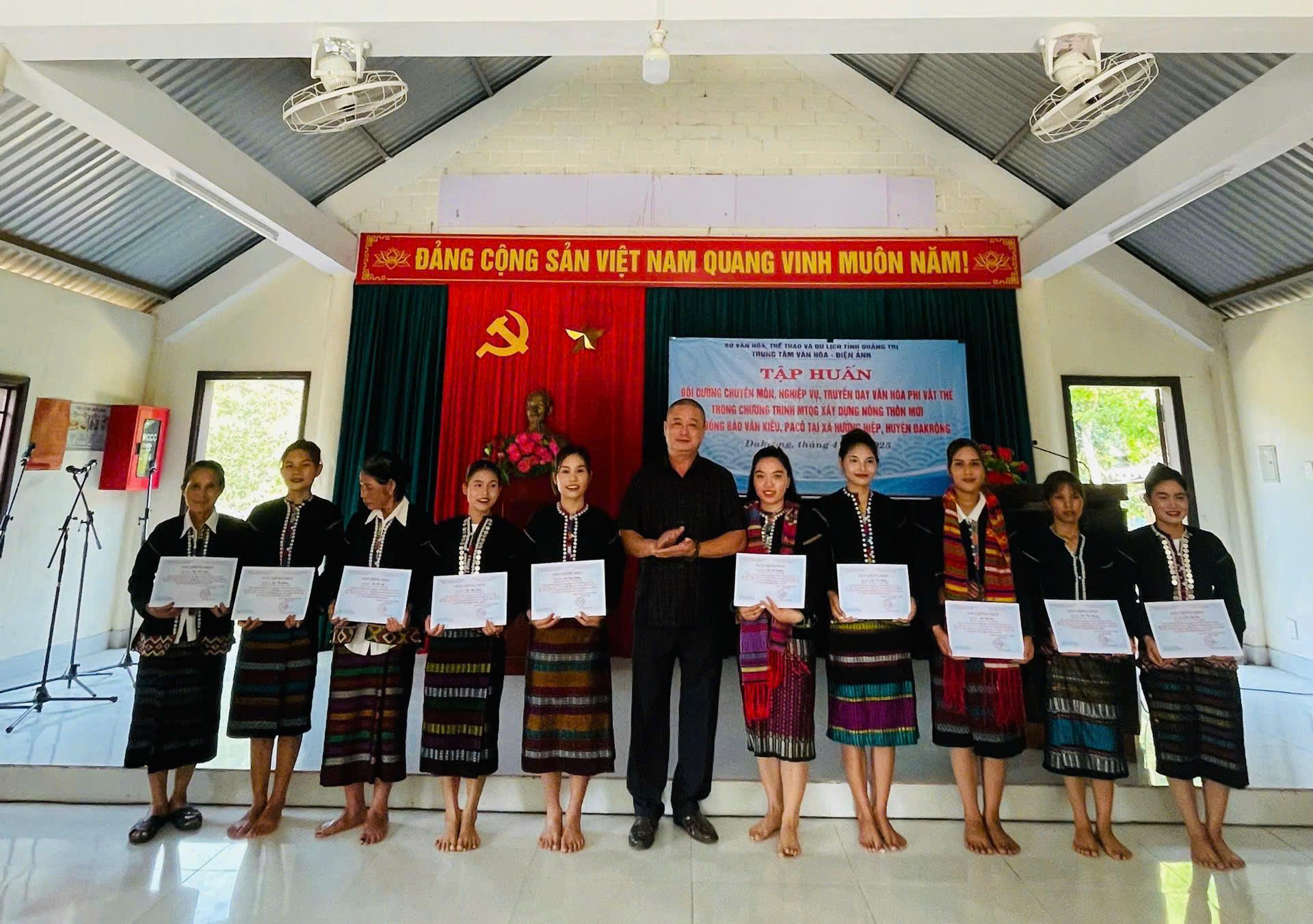 Trung tâm Văn hóa-Điện ảnh: Bế giảng lớp tập huấn Bảo tồn giá trị và phát huy di sản văn hóa...