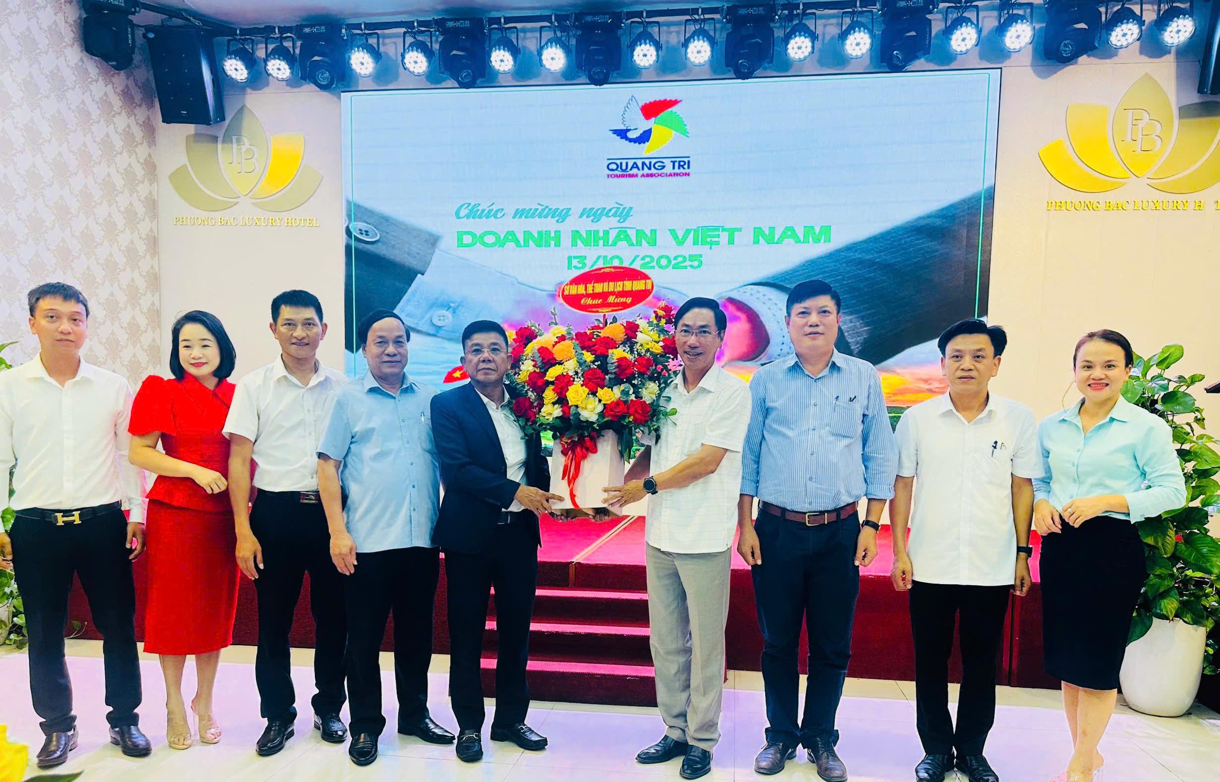 Thăm và tặng hoa Hiệp hội Du lịch nhân Ngày Doanh nhân Việt Nam