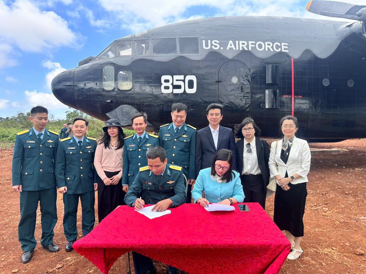 Lễ bàn giao hiện vật máy bay C-119 của Nhà máy A41 cho Bảo tàng tỉnh